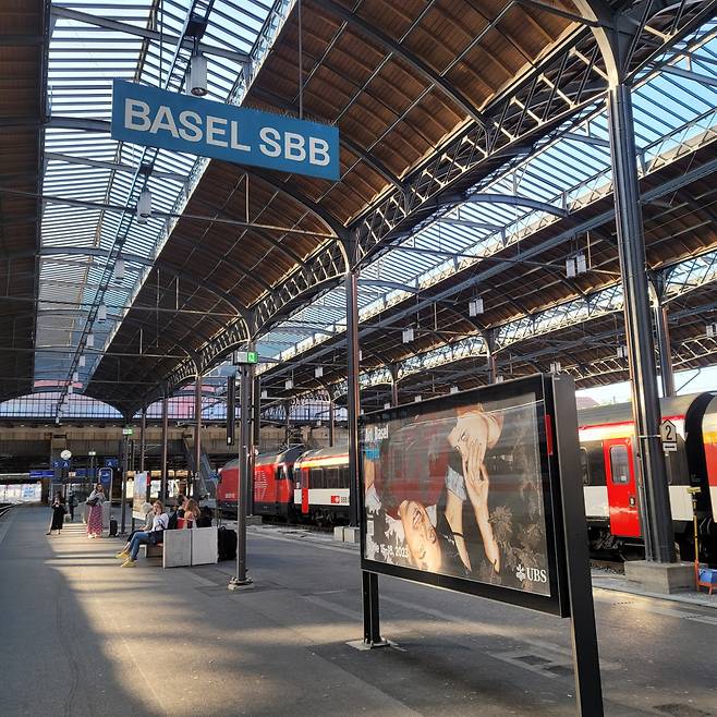 바젤 역 플랫폼에는 아트바젤을 알리는 포스터가 붙었다. [이한빛 기자]