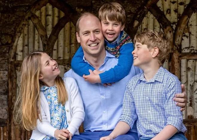 영국 차기 왕위 계승권자인 윌리엄 왕세자와 그 자녀들. 왼쪽부터 샬럿 공주, 윌리엄 왕세자, 루이 왕자 그리고 장남인 조지 왕자. 영국 BBC 홈페이지