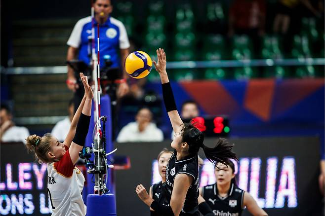 정지윤(왼쪽에서 2번째)이 스파이크를 날리고 있다. /사진=FIVB 홈페이지