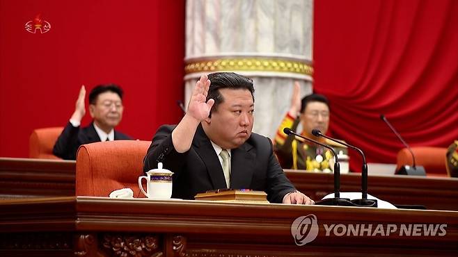 거수하는 북한 김정은 (서울=연합뉴스) 북한 김정은 국무위원장 주재로 노동당 중앙위원회 제8기 제8차 전원회의 확대회의가 지난 16일부터 18일까지 당중앙위원회 본부에서 열렸다고 조선중앙TV가 19일 보도했다. [조선중앙TV 화면] 2023.6.19 
    [국내에서만 사용가능. 재배포 금지. For Use Only in the Republic of Korea. No Redistribution] nkphoto@yna.co.kr