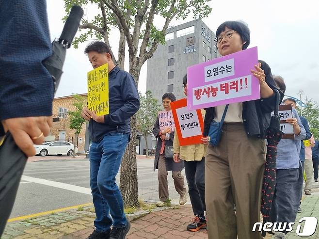 20일 일본방사성오염수해양투기저지 속초공동행동 회원들이 일본의 원전 오염수 방류 시도를 규탄하는 거리행진을 벌이고 있다. 2023.6.20/뉴스1 윤왕근 기자