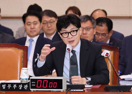 한동훈 법무부 장관이 20일 국회 법사위에서 의원의 질의에 답변하고 있다. [연합뉴스]