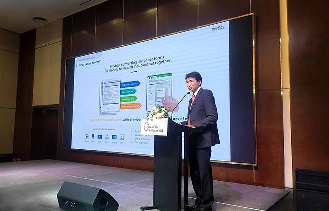 박춘식 포시에스 부사장이 한 베 디지털 기술협력 포럼에서 베트남 주요 은행의 디지털화 프로젝트 사례를 소개하고 있다.
