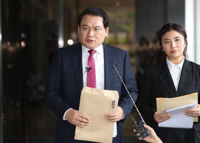 이준석 전 국민의힘 대표에게 성접대를 했다고 주장한 김성진 아이카이스트 대표의 참고인 조사가 예정된 20일 법률대리인 강신업·김소연 변호사가 서초구 서울중앙지검 청사 앞에서 기자회견을 하고 있다. 뉴시스