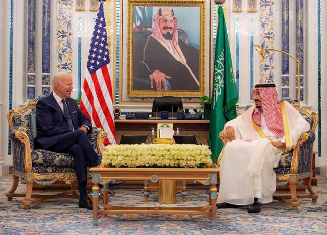 지난해 7월 조 바이든(왼쪽) 미국 대통령과 무함마드 빈 살만 사우디아라비아 왕세자가 사우디 제다에서 만나 원유 증산 문제와 관련한 회담을 하고 있다. 제다=AFP 연합뉴스