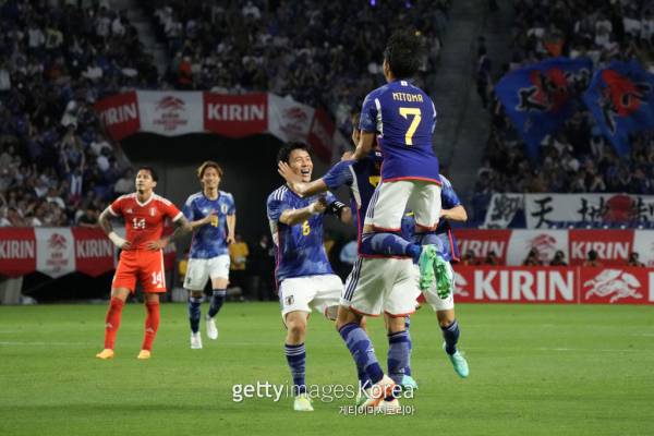 일본 축구대표팀 선수들이 20일 페루전에서 골을 넣은 뒤 기뻐하고 있다. 사진=게티이미지