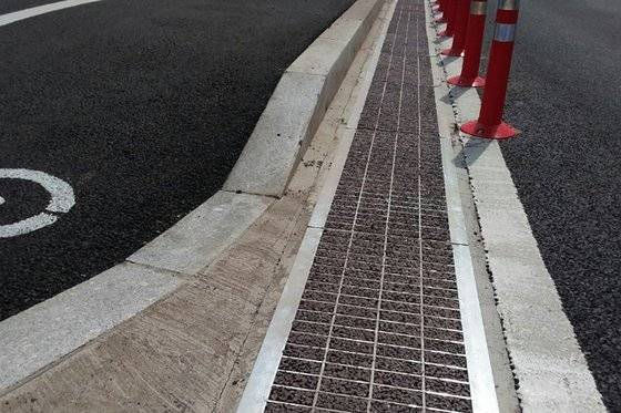 월드탑믹스(주)의 투수 그라우팅 빗물받이. 담배꽁초 등이 아예 들어갈 수 없는 구조로 돼 있다. [월드탑믹스]