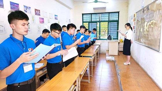 지난달 17일 베트남 하노이에 있는 인력 송출업체 VINA JSC에서 교육생들이 일본어 공부를 하고 있다. 하노이=이태윤 기자