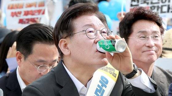 이재명 더불어민주당 대표가 지난 17일 오후 인천 부평구 부평역 북부광장에서 열린 일본 후쿠시마 원전 오염수 해양투기 반대 인천 규탄대회에서 음료수를 마시고 있다. 뉴스1