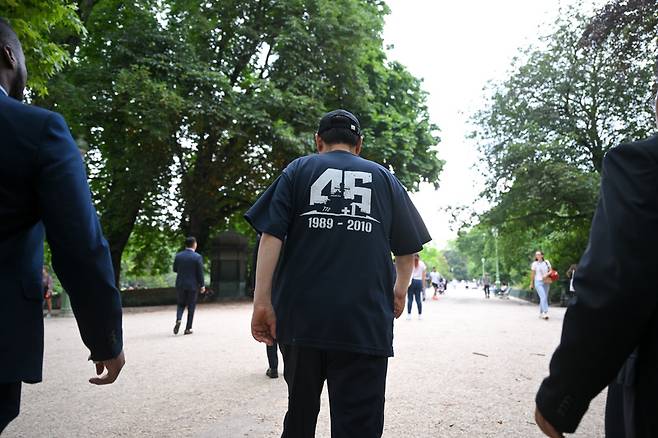 국제박람회기구(BIE) 총회 참석차 프랑스를 방문 중인 윤석열 대통령이 천안함 티셔츠와 모자를 착용한 채 20일(현지시간) 파리의 몽소 공원을 산책하고 있다. / 사진=연합뉴스