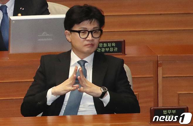 (서울=뉴스1) 임세영 기자 = 한동훈 법무부 장관이 19일 오전 서울 여의도 국회에서 열린 제407회 국회(임시회) 제4차 본회의에서 이재명 더불어민주당 대표의 교섭단체 대표연설을 경청하고 있다. 2023.6.19/뉴스1  Copyright (C) 뉴스1. All rights reserved. 무단 전재 및 재배포 금지.