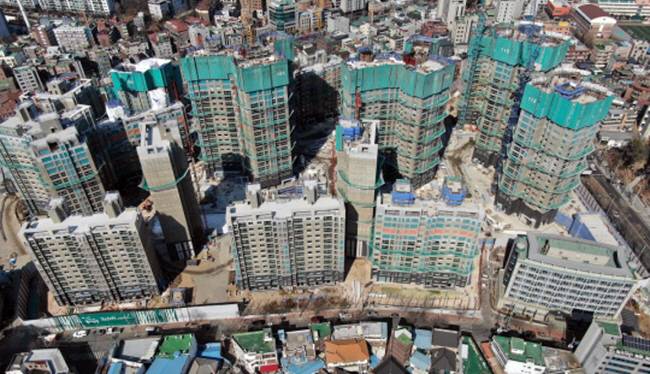 서울 동대문구 일대가 활발한 뉴타운 사업으로 재정비되며 대단위 아파트 단지로 탈바꿈하고 있다. 사진은 동대문구의 한 아파트 재개발 현장.  삼성물산 제공