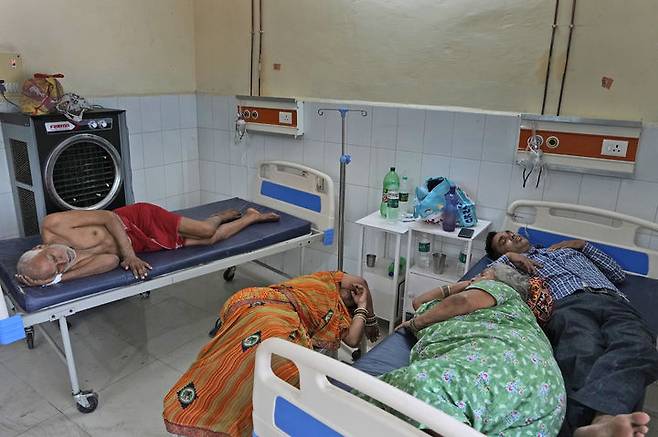 [우타르프라데시(인도)=AP/뉴시스] 인도에서는 폭염으로 100여명 이상이 사망하는 등 인명 피해가 이어지고 있다. 사진은 우타르프라데시주 한 병원에서 온열 질환으로 입원한 환자들. 2023.06.20. *재판매 및 DB 금지