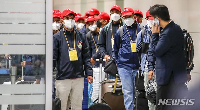 [인천공항=뉴시스] 정병혁 기자 = 20일 오전 인천국제공항 제2터미널 입국장에서 네팔에서 온 외국인근로자들이 입국하고 있다. 고용노동부는 최근 5년간 매년 5만~6만명 수준이었던 외국인 근로자 도입 규모를 올해 11만명으로 늘렸다. 외국인 고용허가제가 도입된 이후 역대 최대 규모다. 2023.06.20. jhope@newsis.com