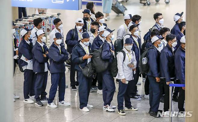 [인천공항=뉴시스] 정병혁 기자 = 20일 오전 인천국제공항 제1터미널 입국장에서 미얀마에서 온 외국인근로자들이 입국하고 있다. 고용노동부는 최근 5년간 매년 5만~6만명 수준이었던 외국인 근로자 도입 규모를 올해 11만명으로 늘렸다. 외국인 고용허가제가 도입된 이후 역대 최대 규모다. 2023.06.20. jhope@newsis.com