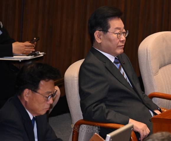 더불어민주당 이재명 대표가 20일 국회에서 국민의힘 김기현 대표의 교섭단체 연설을 듣고 있다.  안주영 전문기자