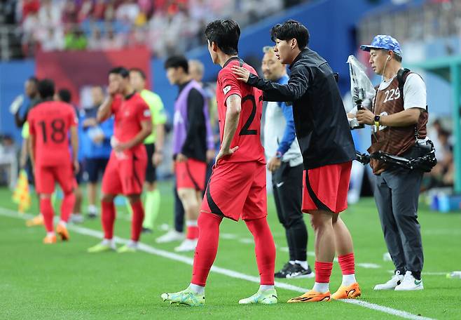 ▲ 설영우에게 이야기하는 손흥민. ⓒ연합뉴스