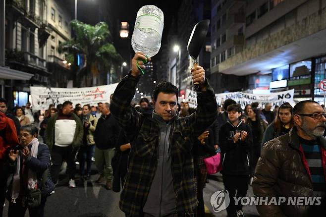 지난달 31일(현지시간) 물 부족 사태에 항의하는 우루과이 시민 [AFP 연합뉴스 자료사진. 재판매 및 DB 금지]