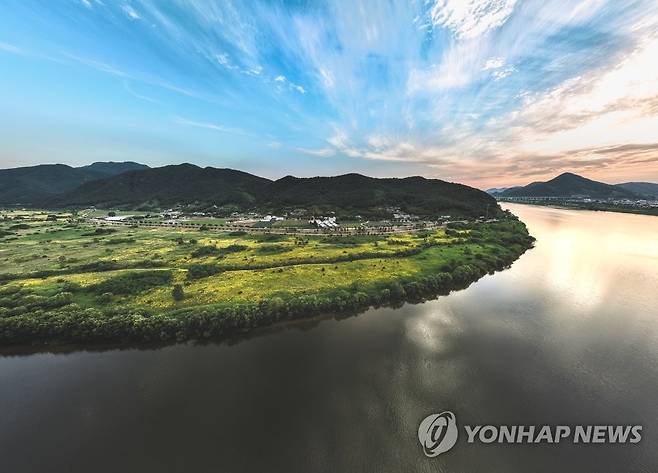 그림 같은 김해 도요마을 일출 (김해=연합뉴스) 경남 김해시지속가능발전협의회와 김해시 생림면 도요마을 주관한  '도요 힐링 인생컷' 사진 공모전 수상작 중 일출. 2023.6.20 [김해시 제공. 재판매 및 DB 금지] eaman@yna.co.kr