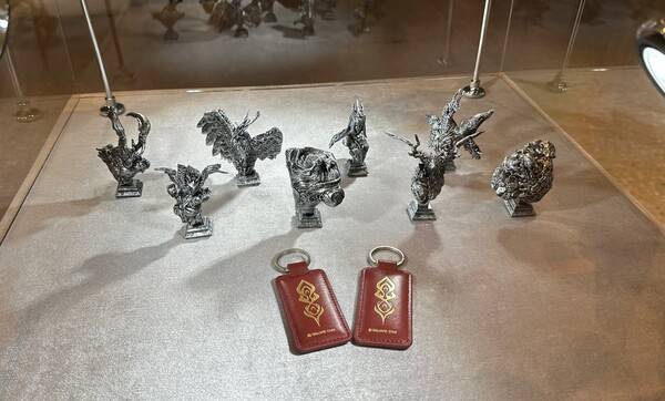 - 일본 편의점 럭키 드로우로 얻을 수 있는 소환수 흉상 피규어