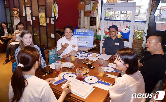 강기정 광주시장이 20일 오후 서구 한 외국인 게스트하우스에서 '외국인‧외지인의 눈으로 본 광주의 멋‧맛‧의'라는 주제로 정책소풍을 열고 참석자들과 광주에서 일상체험과 문화‧관광 등 다양한 소통의 시간을 갖고 있다.(광주시 제공)2023.6.21/뉴스1