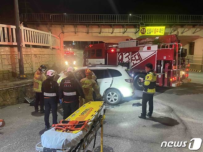 지난 8일 새벽 4시 58분쯤 동해시 북평동의 한 도로에서 발생한 교통사망사고 현장. 이 사고로 운전자 A씨(47)가 중상을 입고 병원으로 이송됐고 A씨의 아내로 확인된 B씨(41·여)가 숨졌다. (강원도소방본부 제공) 2023.3.9/뉴스1