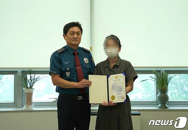 21일 송해영 제천경찰서장이 보이스피싱을 사잔에 예방한 우체국 직원에게 감사장을 전달했다