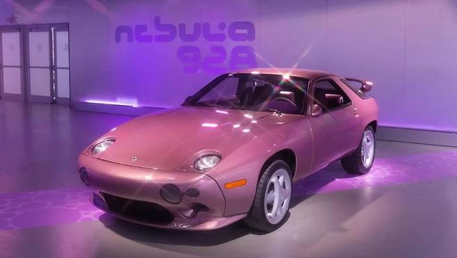 독일 자동차 회사 포르셰는 지난 3월 ‘네뷸라(Nebula)’라는 아트 카를 미국 텍사스주 오스틴에서 공개했다. 2000년대 초 Y2K 스타일을 재현했다. /포르셰