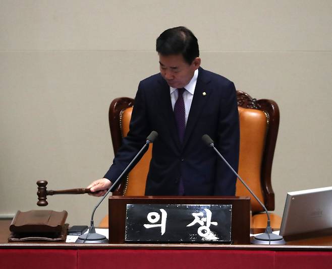 김진표 국회의장이 21일 오후 서울 여의도 국회에서 개의를 알리는 의사봉을 두드리고 있다./뉴시스