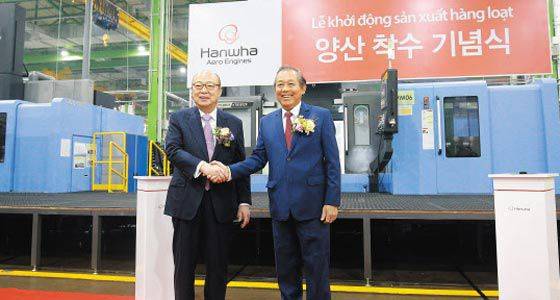 김승연(왼쪽) 한화그룹 회장이 지난 2018년 베트남 ‘화락 하이테크 단지’ 내 한화에어로스페이스의 항공엔진 부품 공장 준공식에 참석했다./한화 제공