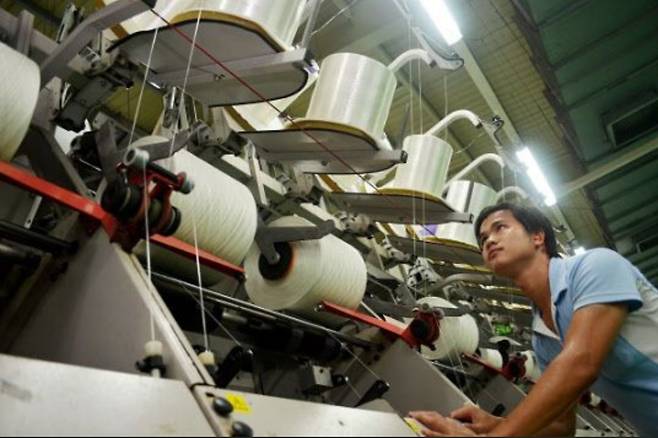 베트남 호찌민시 인근 연짝 공단의 효성 스판덱스 공장에서 직원이 '크레오라'에 대한 품질검사를 하고 있다. /효성 제공