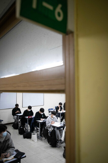 지난해 11월 서울 경복고등학교에 마련된 2023학년도 대학수학능력시험장에서 수험생들이 시험을 준비하고 있다. 사진공동취재단