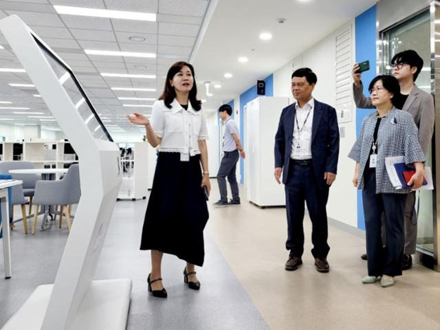 경기도교육청 직원이 스마트워크 도입에 대해 설명하고 있다. 경기도교육청 제공