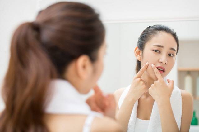 여드름 피부는 피부자극이 적인 클렌징 제품으로 세안하고, 유분기가 적은 화장품을 사용해야 한다.  /클립아트코리아