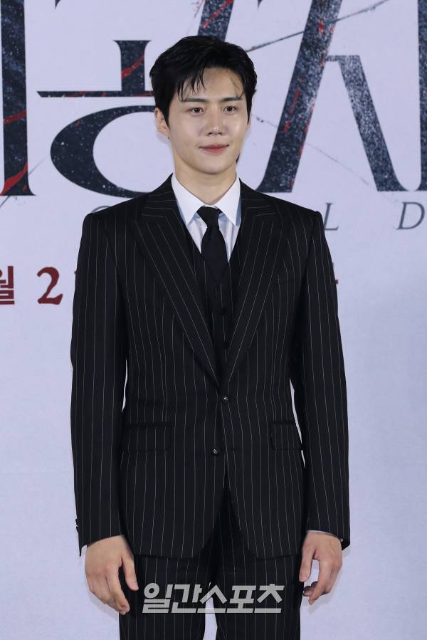 배우 김선호가 22일 오전 서울 광진구 롯데시네마 건대입구점에서 진행된 영화 '귀공자' 제작보고회에 참석해 포토타임을 갖고 있다. '귀공자'는 필리핀 불법 경기장을 전전하는 복싱 선수 ‘마르코’ 앞에 정체불명의 남자 ‘귀공자’를 비롯한 각기 다른 목적을 지닌 세력들이 나타나 광기의 추격을 펼치는 이야기다. 오는 6월 21일 개봉한다. 서병수 기자 qudtn@edaily.co.kr /2023.05.22/