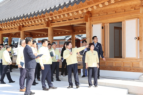 지난 19일 공영민 고흥군수(오른쪽 두번째)가 내달 6일 준공되는 ‘존심당 역사문화공원’ 조성 현장을 점검하고 있다. [사진=고흥군]