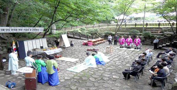 ▲ 강원 동해시 천곡동의 안녕과 번영을 기원하는 2023년 ‘샘실 문화 대축전’이 22일 냉천공원과 동해문화예술회관 야외공연장에서 천곡동번영회·천곡동행정복지센터 공동 주최·관으로 번영기원제와 가요한마당축제 등 이벤트가 잇따라 열린다. 동해시 동굴로 141 천곡동 냉천공원에서 열린 지난 2013년 번영기원제 모습.