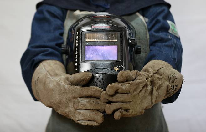 소민정씨의 용접면과 용접 장갑. 손 크기보다 훨씬 큰 장갑은 손가락 끝부분이 항상 남는데, 뜨거운 불과 열에 의해 타기 일쑤다. 여수|권도현 기자