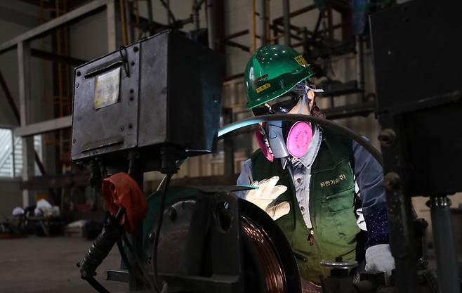 박효심씨가 전남 여수의 한 탱크 제작 공장에서 용접 시범을 보이고 있다. 박씨 앞에 있는 자동 용접기의 와이어의 무게는 25㎏에 달한다. 박씨는 “무거운 와이어나 공구를 옮기려면 당연히 힘은 든다. 그렇지만 여자라고 빼지 않고, 우리가 먼저 잘하면 된다”고 강조했다. 여수|권도현 기자