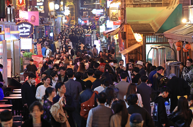 지난해 10월28일 저녁 서울 용산구 이태원 관광특구 일대가 인파로 붐비고 있다. 연합뉴스