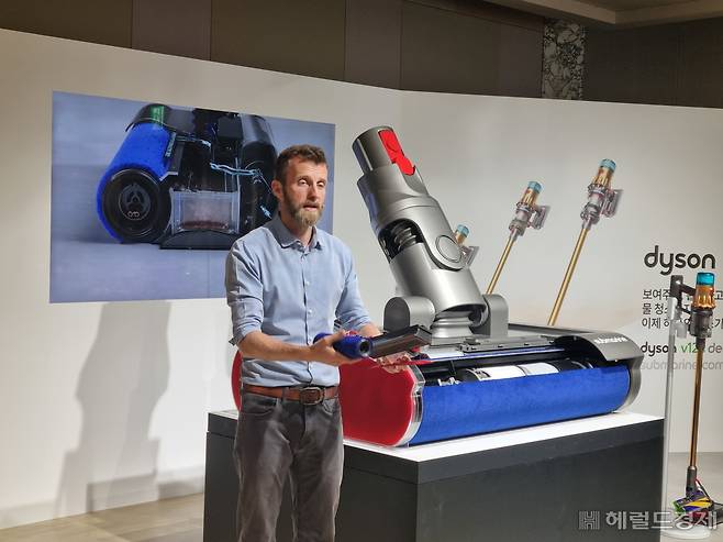 찰리 파크 다이슨 무선청소기 사업부 R&D 총괄 부사장이 21일 오전 서울 강남구 인터컨티넨탈 코엑스에서 열린 다이슨 신제품 론칭 행사에서 V12s 디텍트 슬림 서브마린 무선 물 청소기를 소개하고 있다. 김민지 기자