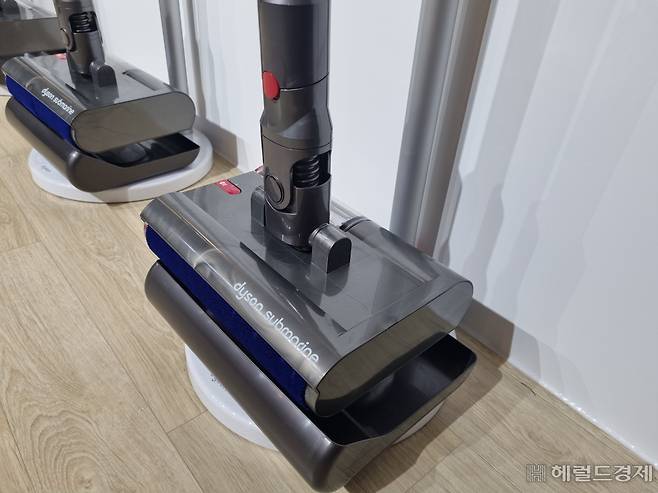 ‘다이슨 V12s 디텍트 슬림 서브마린 무선 물 청소기’의 물 청소 헤드. 김민지 기자