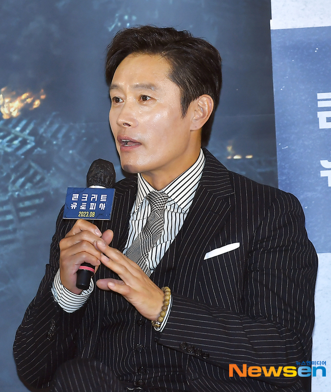 Lee Byung-hun hit a prick from Kim Sun-Young and said, I stunned the moment.Lee Byung-hun hinted that there was a scene where Kim Sun-young was slapped in the face through the movie Concrete Utopia (director Um Tae-hwa) Production briefing session held at Lotte Cinema Konkuk University entrance in Gwangjin-gu, Seoul on June 21.Kim Sun-Young said, I felt great energy by acting with Lee Byung-hun.Lee Byung-hun said, Ive felt energy before. There was a scene where Kim Sun-young pricked me. It was the first time Ive been playing for over 30 years. It was stronger than kicking.Lee Byung-hun said, I was stunned for about a second. I thought this was what it was like to be stunned for a moment. Lee Byung-hun said, I endured it hard, but I probably lost my mind and didnt change my facial expression, raising expectations for the scene.In the meantime, he added, I wanted to be okay because it was too real, but the bishop said, It was an angle that I did not have to hit.Meanwhile, the movie Concrete Utopia, which opens in August, is a disaster drama depicting the story of Seoul, which has been ruined by a major earthquake, and the only remaining Imperial Palace Apartment where survivors gather./ Lee Jae-ha