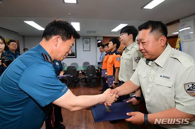 [남해=뉴시스] 차용현 기자 = 경남 남해경찰서 김용관 서장(왼쪽)이 21일 오전 서장실에서 최근 남해 금산에서 실종된 A(32)씨를 무사히 구조할 수 있도록 협조한 유공자들에게 감사장을 수여하고 있다. 2023.06.21. con@newsis.com