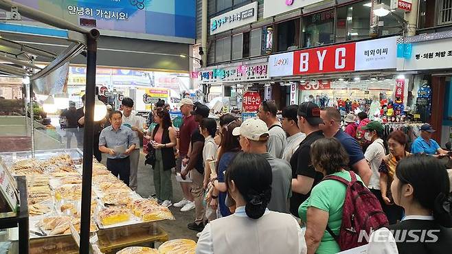 [평택=뉴시스] 통복시장 상인회 '한미 징검다리 문화교류'에 참가한 미군 가족들. 평택시 제공