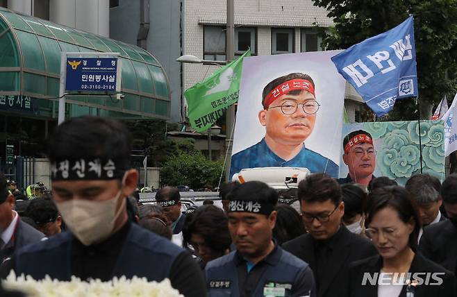 [서울=뉴시스] 김금보 기자 = 건설노조 故 양회동씨의 노동시민사회장 마지막 날인 21일 오전 서울 서대문구 경찰청 앞에서 장례위원회가 노제를 지내고 있다. 2023.06.21. kgb@newsis.com