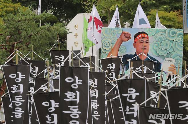 [서울=뉴시스] 김금보 기자 = 건설노조 故 양회동씨의 노동시민사회장 마지막 날인 21일 오전 서울 종로구 서울대학교병원 장례식장에서 운구행렬이 나오고 있다. 2023.06.21. kgb@newsis.com