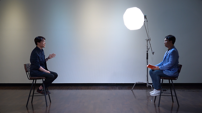 황보승희 의원의 전 남편 조성화 씨(왼쪽)가 뉴스타파와 인터뷰하고 있다.&nbsp;&nbsp;