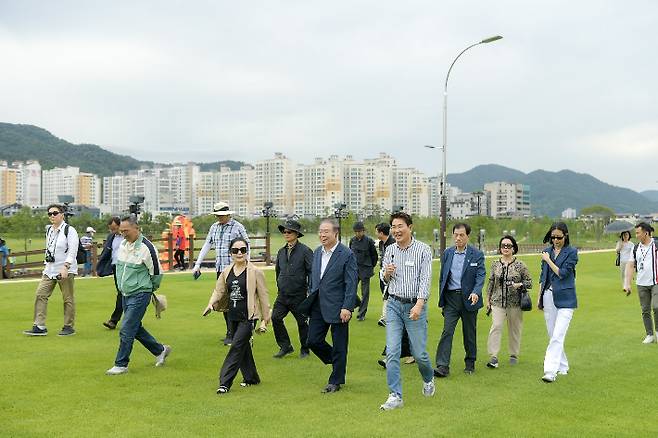 오천그린아일랜드를 걷고 있는 대통령소속 국가건축정책위원회 권영걸 위원장과 노관규 순천시장. 순천시 제공