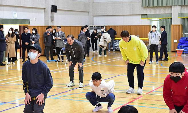 하윤수 부산교육감이 2월 8일 부산 해운대구 센텀초등학교에서 프로야구 선수 출산 이대호 홍보대사와 ‘아침 체인지(體仁智)’ 활동을 하고 있다. 부산교육청 제공